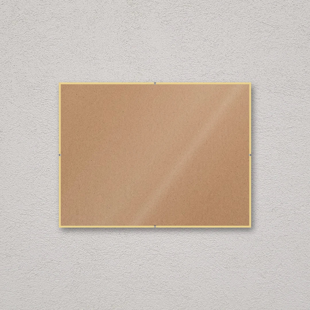 La montatura a giorno 30×40 cm a parete di traverso, senza stampa: attraverso il fronte si vede il retro in MDF