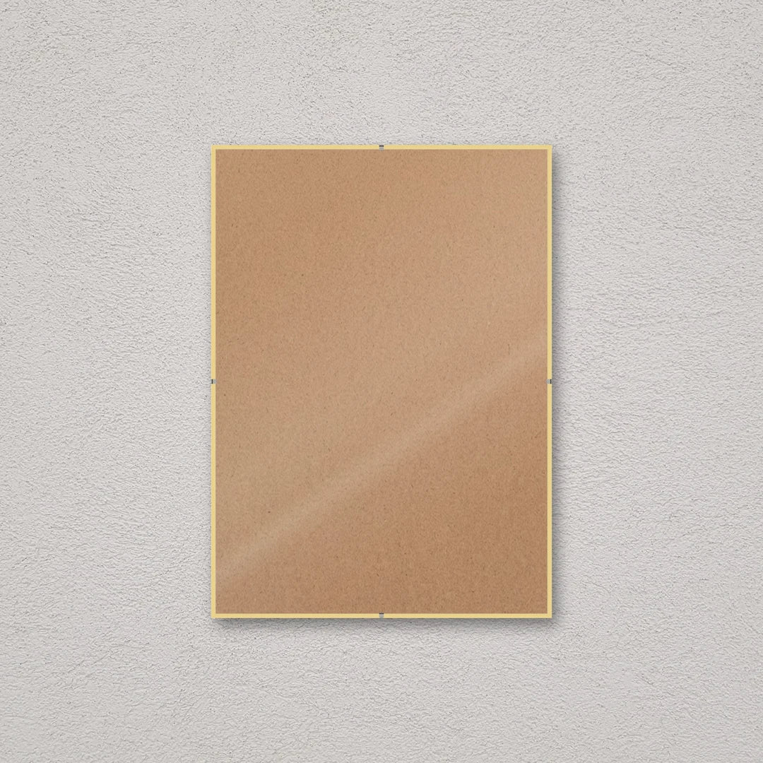 La montatura a giorno 30×42 cm a parete, senza stampa: attraverso il fronte si vede il retro in MDF