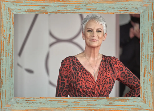 Jamie Lee Curtis — Venezia 2022, Leone d’Oro — Opera incorniciata 30×20 cm · cornice grigio fumo | Fabrizio de Gennaro