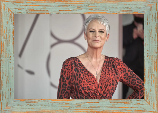 Jamie Lee Curtis — Venezia 2022, Leone d’Oro — Opera incorniciata 30×20 cm · cornice grigio fumo | Fabrizio de Gennaro