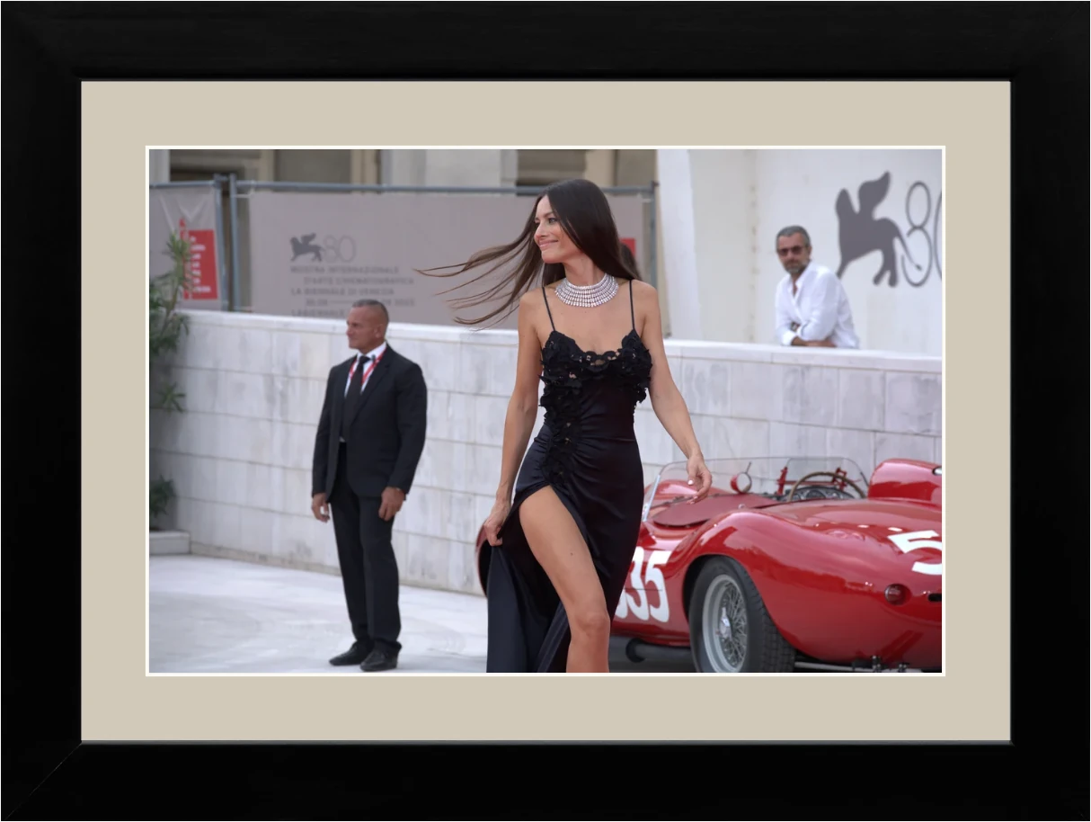 Marica Pellegrinelli — Venezia 2023, Premiere Ferrari — Opera incorniciata 30×20 cm · cornice nera | Fabrizio de Gennaro