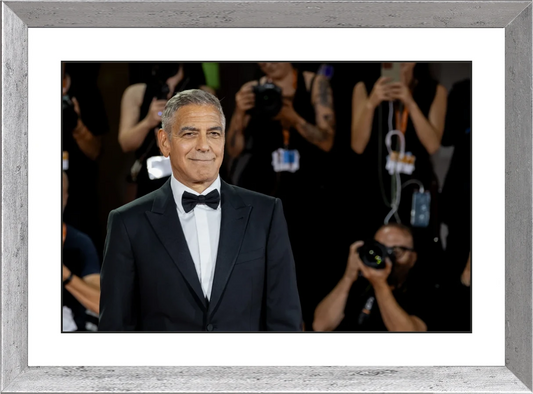 George Clooney — Venezia 2024, Wolfs — Opera incorniciata 30×20 cm · cornice argento | Fabrizio de Gennaro