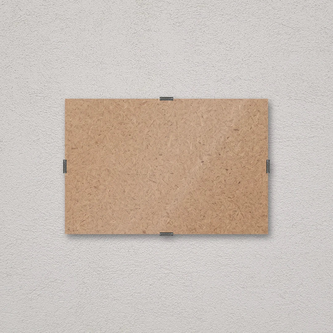 Il pannello solo vetro 10×15 cm a parete di traverso, senza stampa: attraverso il fronte si vede il retro in MDF