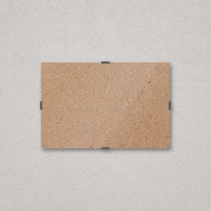 Il pannello solo vetro 10×15 cm a parete di traverso, senza stampa: attraverso il fronte si vede il retro in MDF