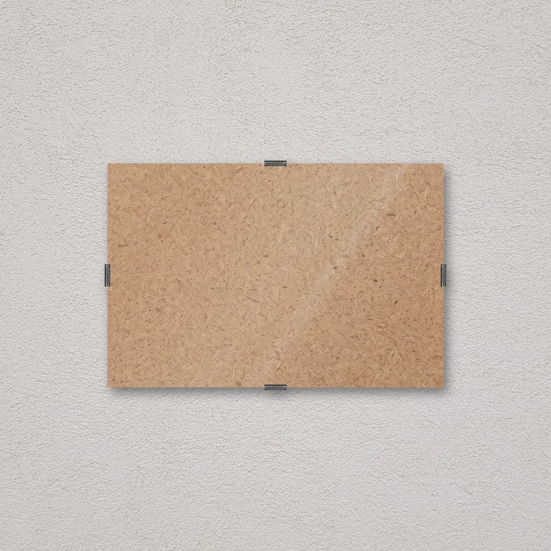 Il pannello solo vetro 10×15 cm a parete di traverso, senza stampa: attraverso il fronte si vede il retro in MDF