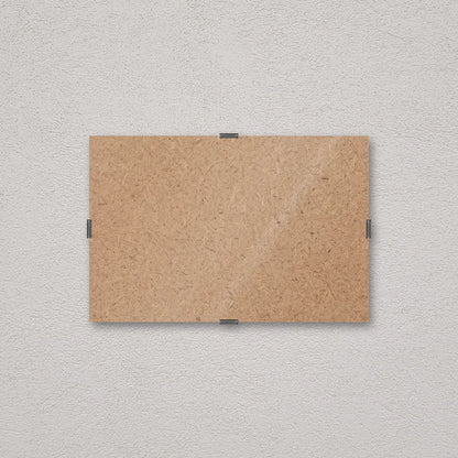 Il pannello solo vetro 10×15 cm a parete di traverso, senza stampa: attraverso il fronte si vede il retro in MDF