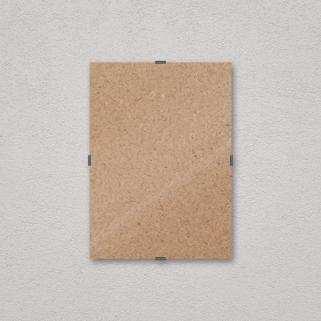 Il pannello solo vetro 13×18 cm a parete, senza stampa: attraverso il fronte si vede il retro in MDF