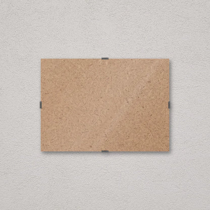 Il pannello solo vetro 13×18 cm a parete di traverso, senza stampa: attraverso il fronte si vede il retro in MDF