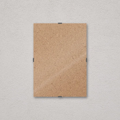Il pannello solo vetro 13×18 cm a parete, senza stampa: attraverso il fronte si vede il retro in MDF
