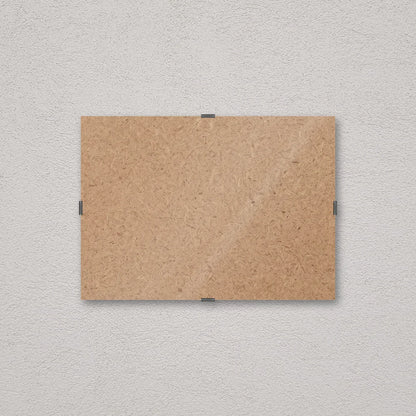 Il pannello solo vetro 13×18 cm a parete di traverso, senza stampa: attraverso il fronte si vede il retro in MDF