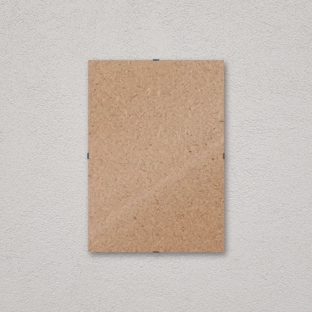 Il pannello solo vetro 21×29,7 cm a parete, senza stampa: attraverso il fronte si vede il retro in MDF