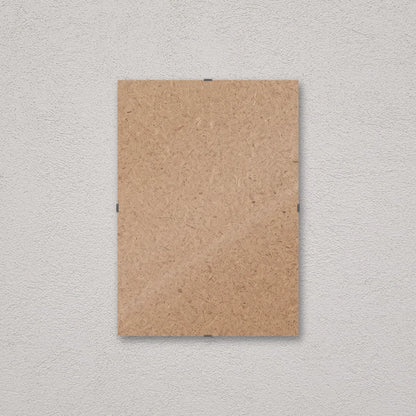 Il pannello solo vetro 21×29,7 cm a parete, senza stampa: attraverso il fronte si vede il retro in MDF