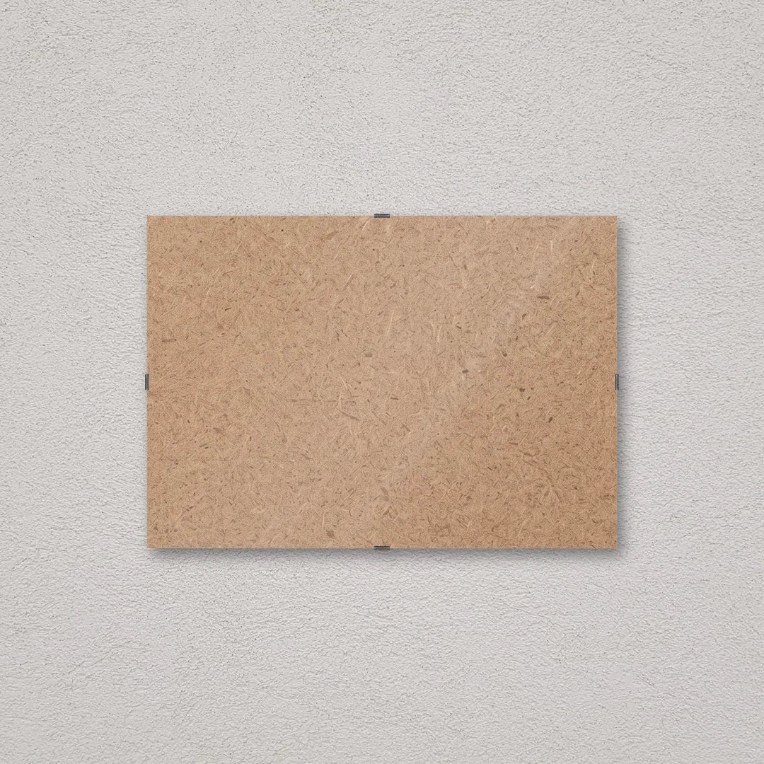 Il pannello solo vetro 21×29,7 cm a parete di traverso, senza stampa: attraverso il fronte si vede il retro in MDF