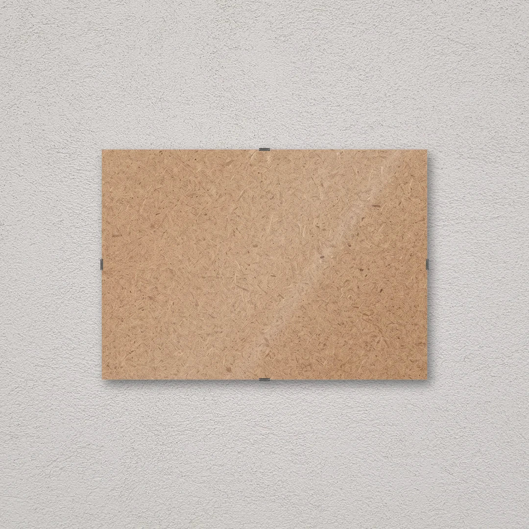 Il pannello solo vetro 21×29,7 cm a parete di traverso, senza stampa: attraverso il fronte si vede il retro in MDF