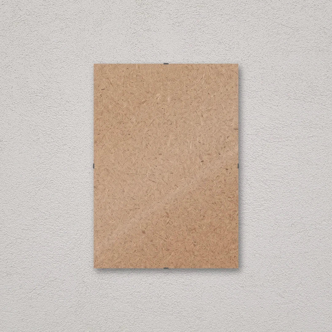Il pannello solo vetro 29,7×42 cm a parete, senza stampa: attraverso il fronte si vede il retro in MDF
