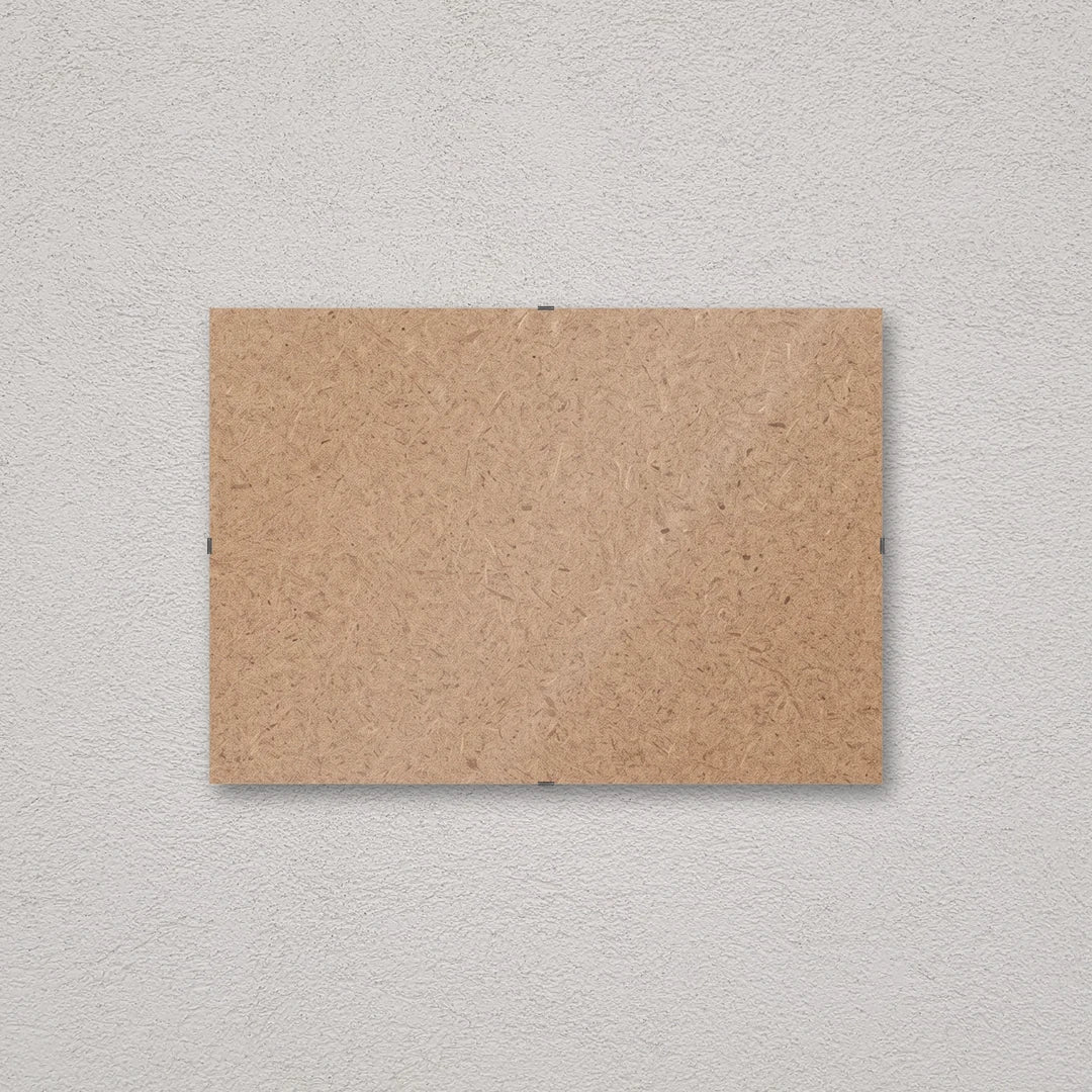 Il pannello solo vetro 29,7×42 cm a parete di traverso, senza stampa: attraverso il fronte si vede il retro in MDF