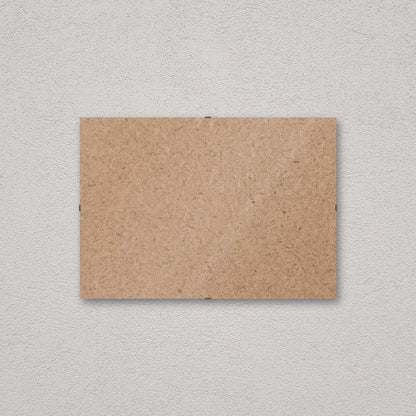 Il pannello solo vetro 29,7×42 cm a parete di traverso, senza stampa: attraverso il fronte si vede il retro in MDF
