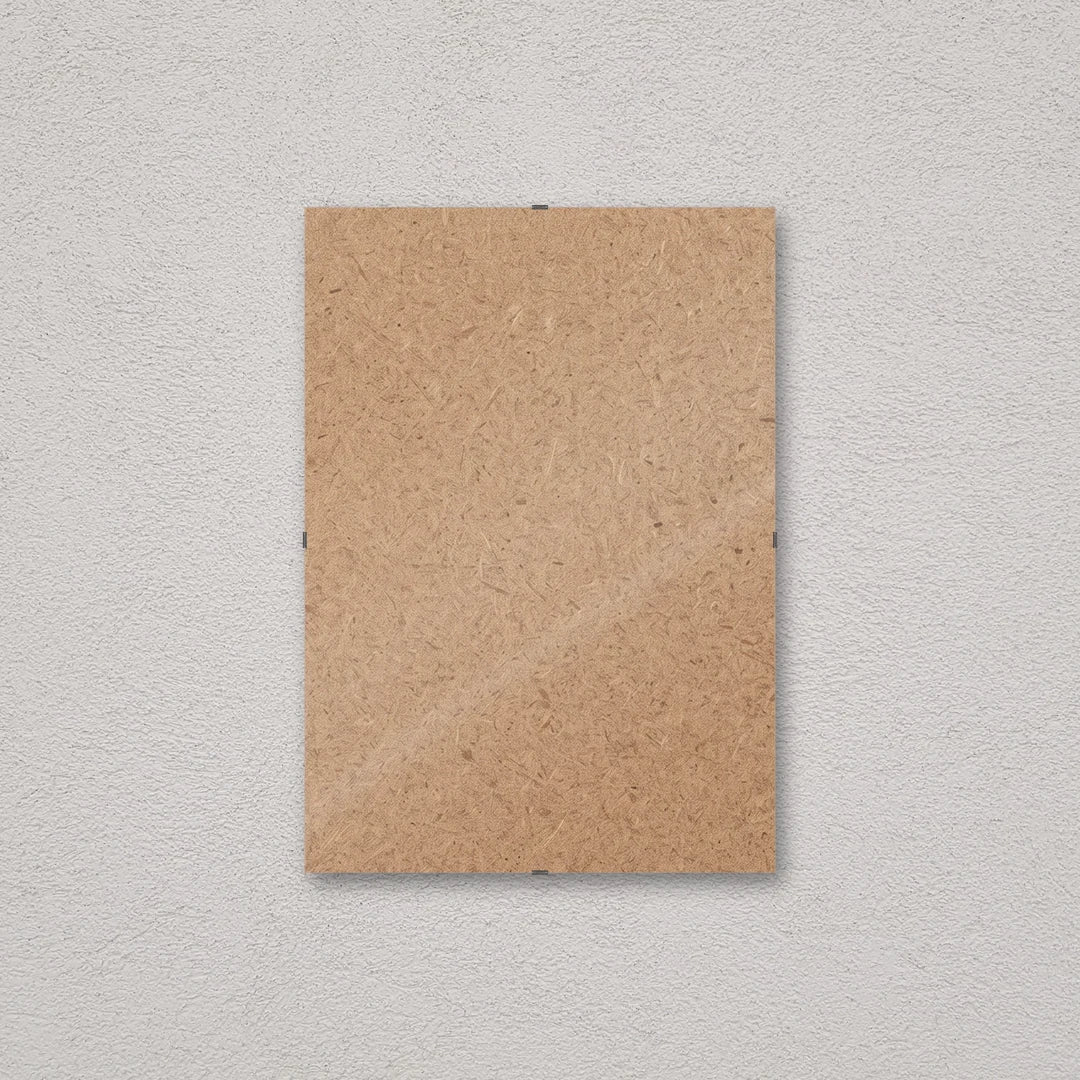 Il pannello solo vetro 29,7×42 cm a parete, senza stampa: attraverso il fronte si vede il retro in MDF