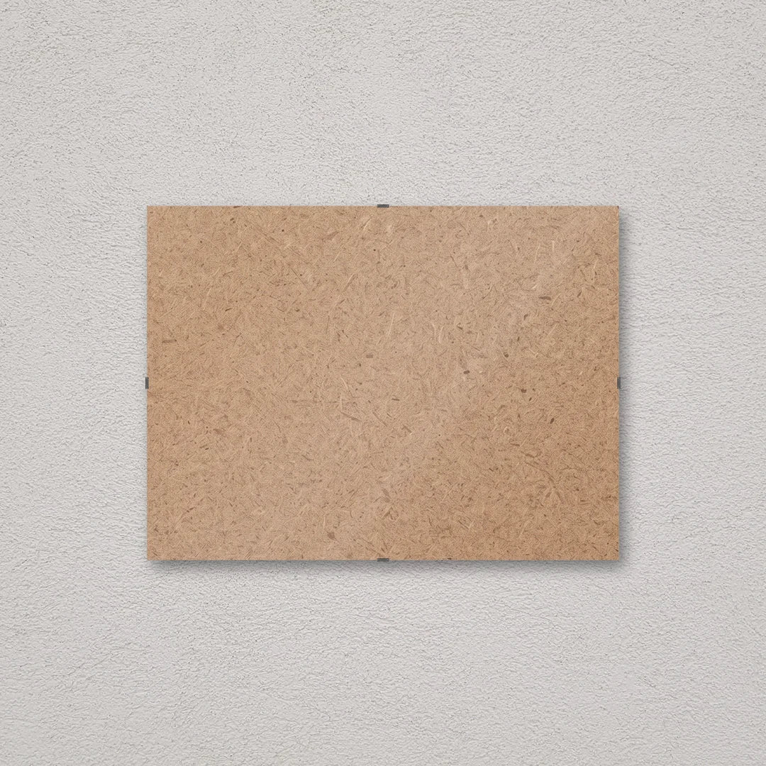 Il pannello solo vetro 30×40 cm a parete di traverso, senza stampa: attraverso il fronte si vede il retro in MDF