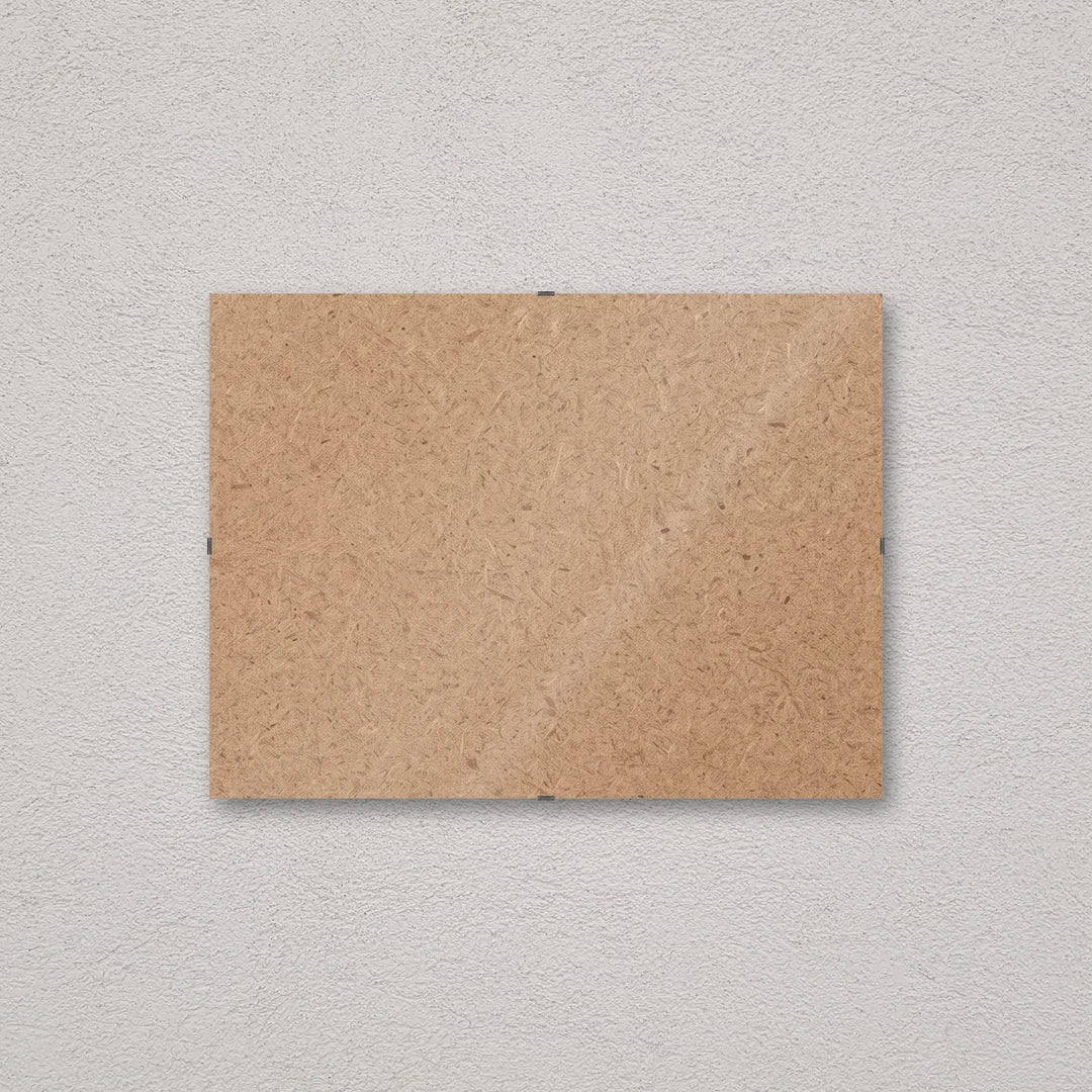 Il pannello solo vetro 30×40 cm a parete di traverso, senza stampa: attraverso il fronte si vede il retro in MDF