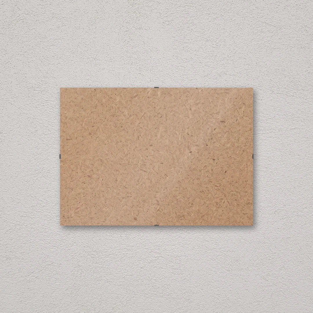 Il pannello solo vetro 30×42 cm a parete di traverso, senza stampa: attraverso il fronte si vede il retro in MDF