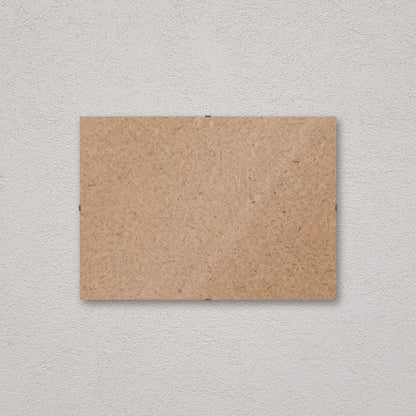 Il pannello solo vetro 30×42 cm a parete di traverso, senza stampa: attraverso il fronte si vede il retro in MDF