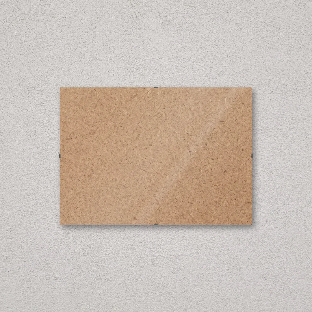 Il pannello solo vetro 30×42 cm a parete di traverso, senza stampa: attraverso il fronte si vede il retro in MDF