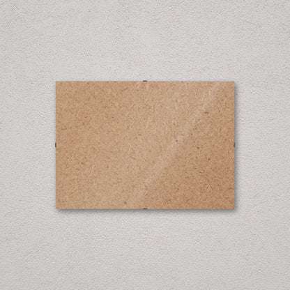 Il pannello solo vetro 30×42 cm a parete di traverso, senza stampa: attraverso il fronte si vede il retro in MDF