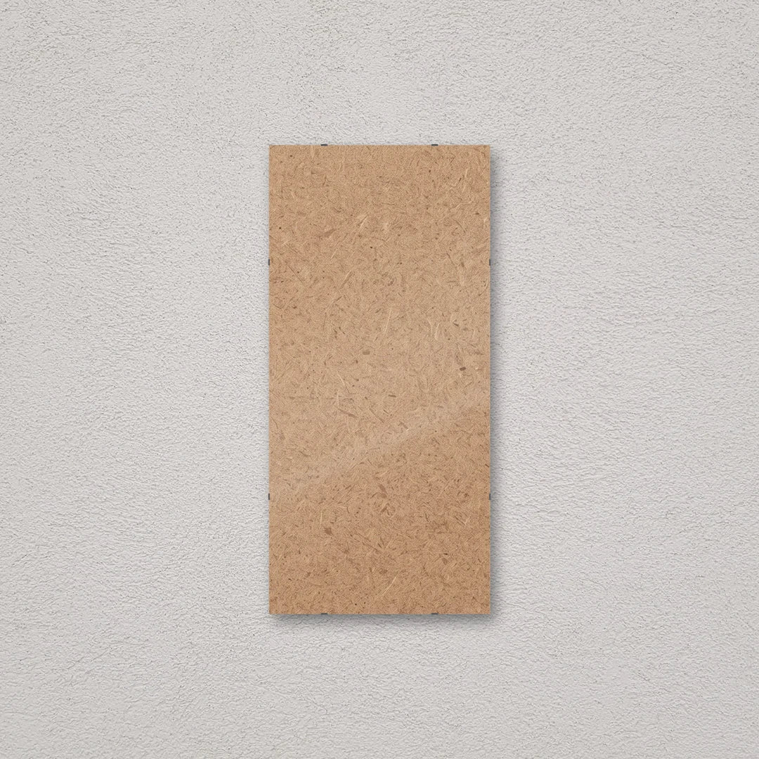 Il pannello solo vetro 33×70 cm a parete, senza stampa: attraverso il fronte si vede il retro in MDF