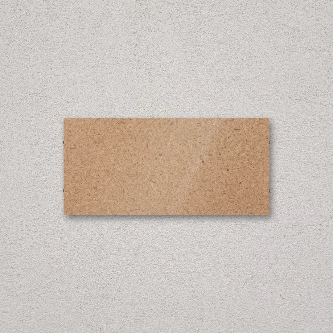 Il pannello solo vetro 33×70 cm a parete di traverso, senza stampa: attraverso il fronte si vede il retro in MDF