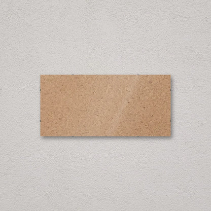 Il pannello solo vetro 33×70 cm a parete di traverso, senza stampa: attraverso il fronte si vede il retro in MDF