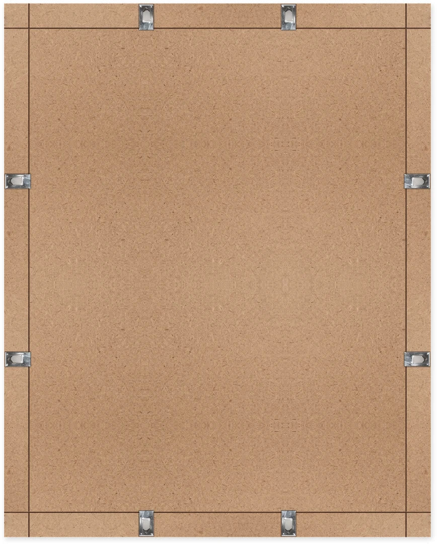 Il retro del pannello solo vetro: la lastra in MDF, l'incisione di bordo e le clip di fissaggio