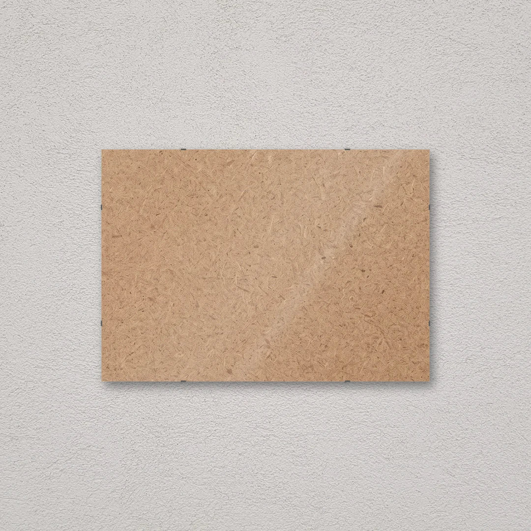 Il pannello solo vetro 42×59,4 cm a parete di traverso, senza stampa: attraverso il fronte si vede il retro in MDF