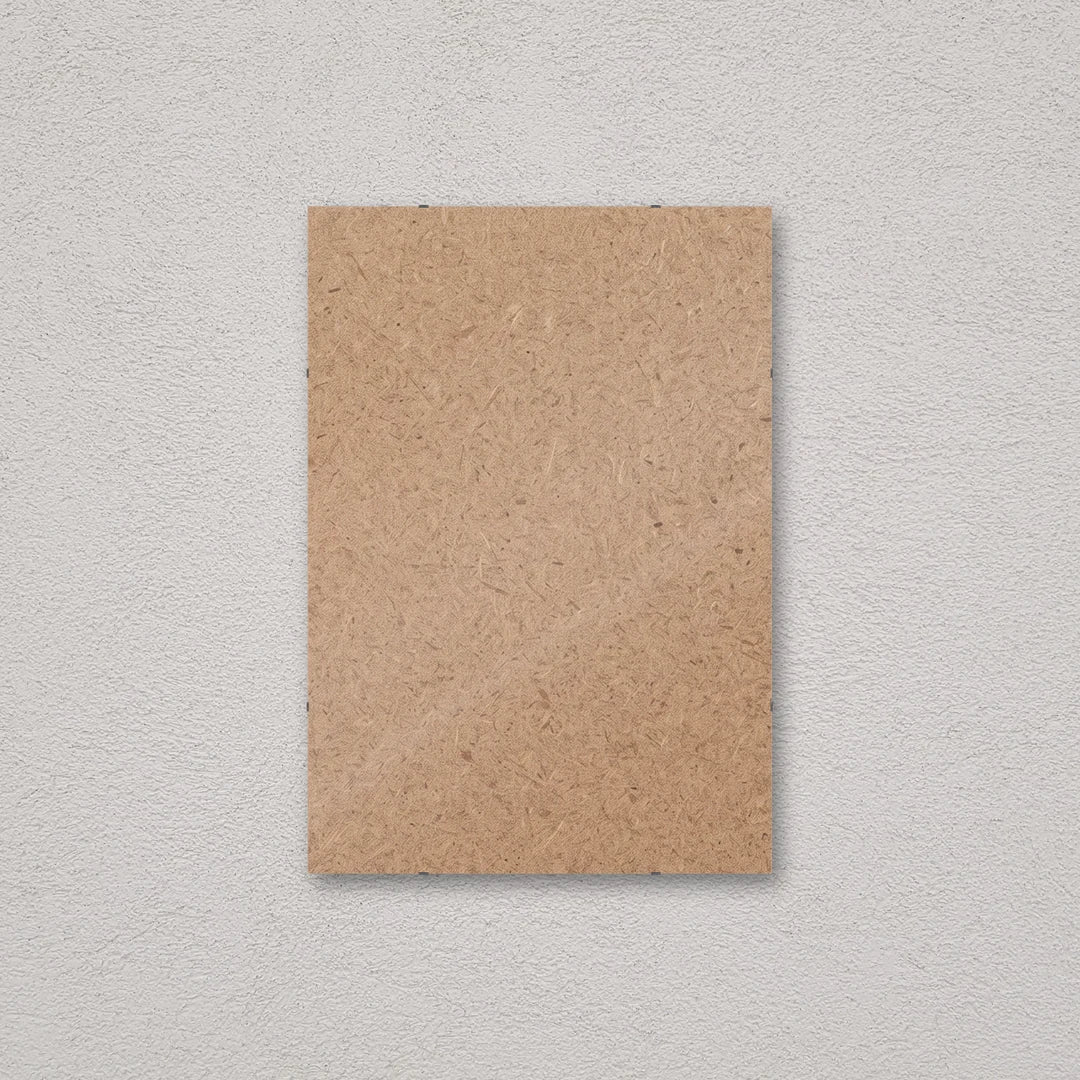 Il pannello solo vetro 48×69 cm a parete, senza stampa: attraverso il fronte si vede il retro in MDF