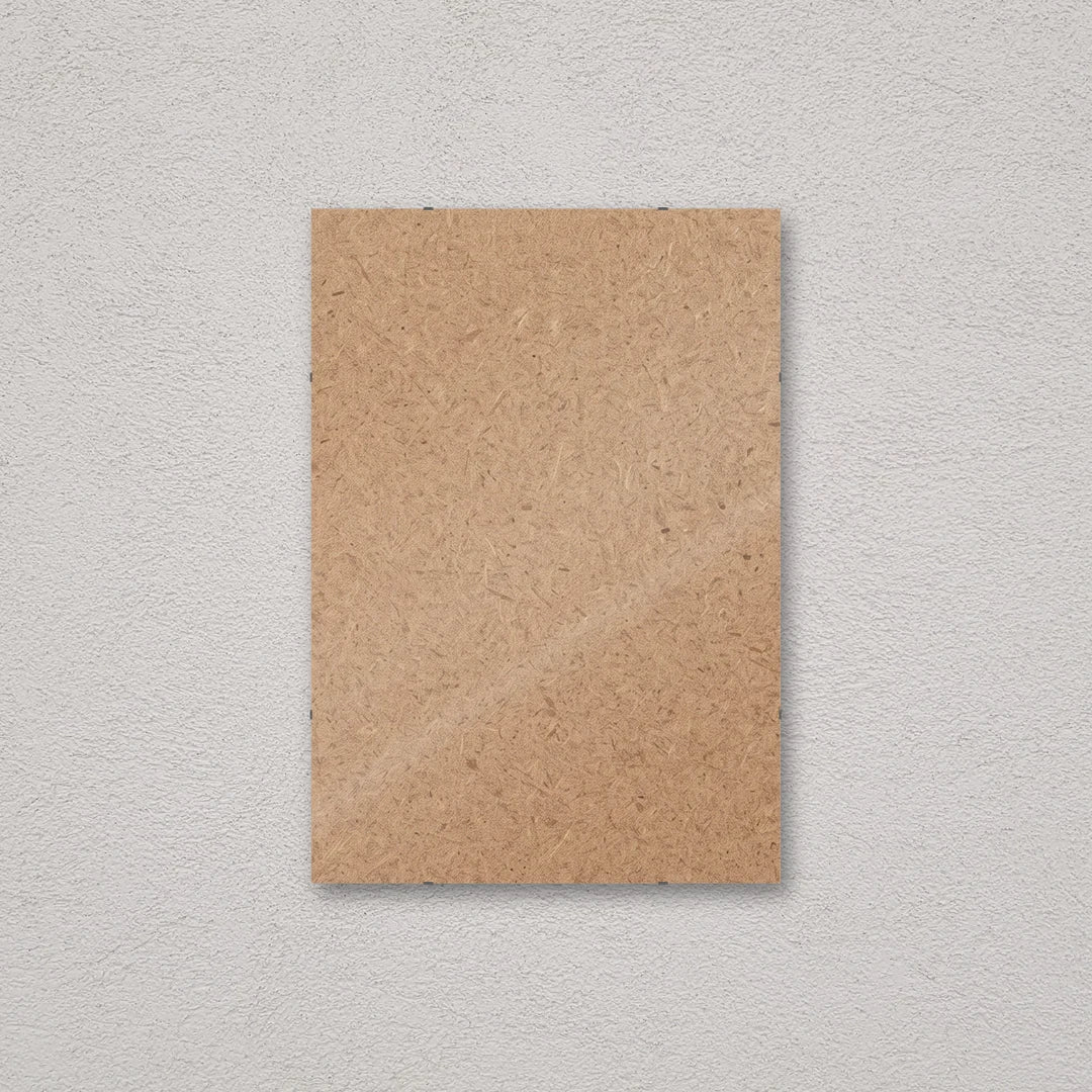 Il pannello solo vetro 48×69 cm a parete, senza stampa: attraverso il fronte si vede il retro in MDF