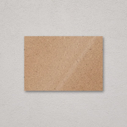 Il pannello solo vetro 48×69 cm a parete di traverso, senza stampa: attraverso il fronte si vede il retro in MDF