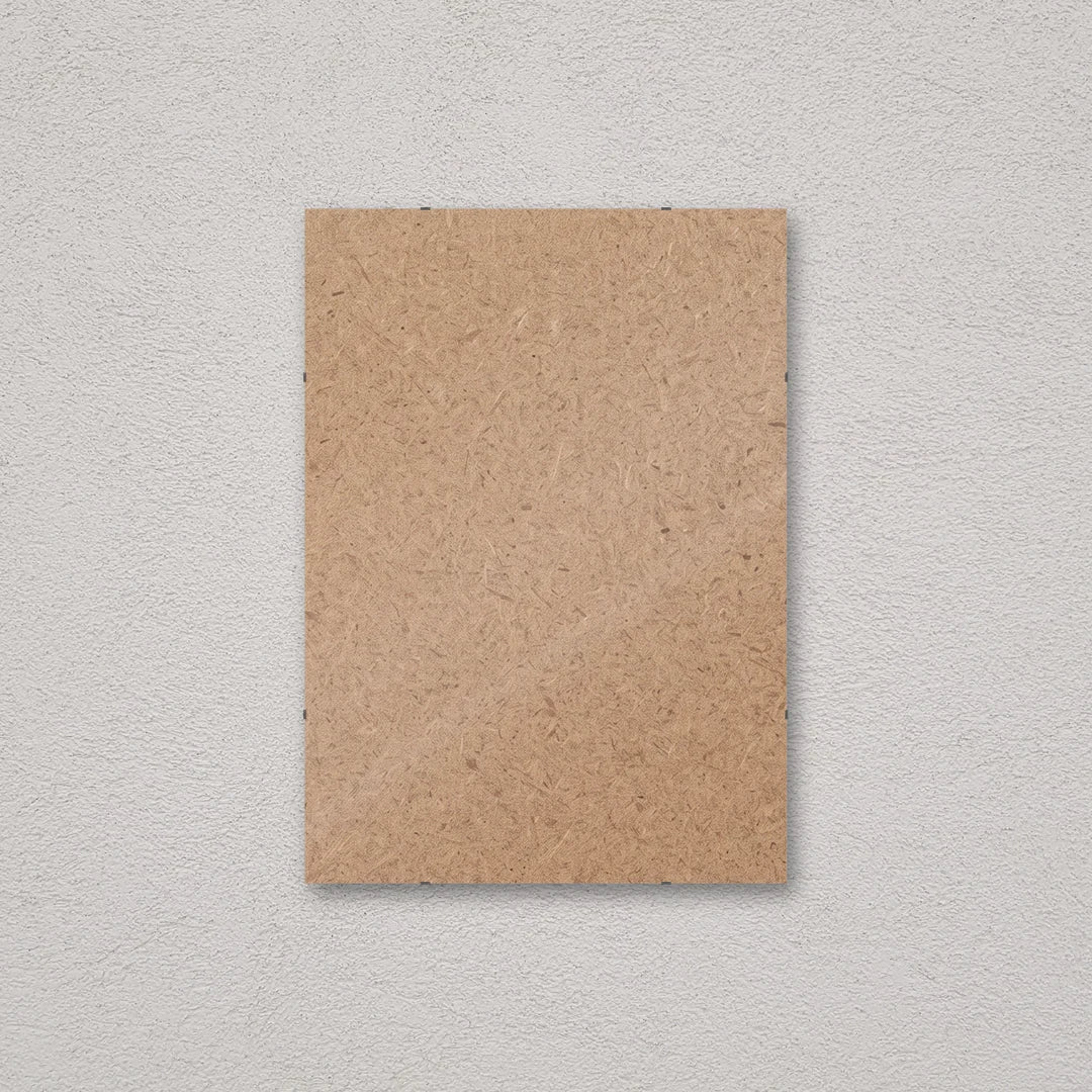 Il pannello solo vetro 50×70 cm a parete, senza stampa: attraverso il fronte si vede il retro in MDF
