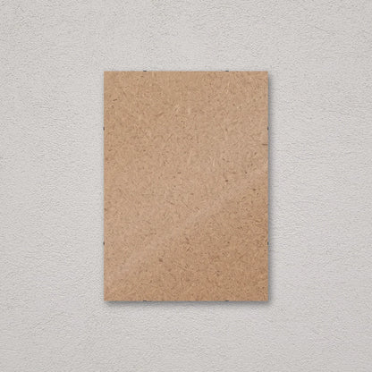Il pannello solo vetro 50×70 cm a parete, senza stampa: attraverso il fronte si vede il retro in MDF