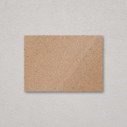 Il pannello solo vetro 50×70 cm a parete di traverso, senza stampa: attraverso il fronte si vede il retro in MDF