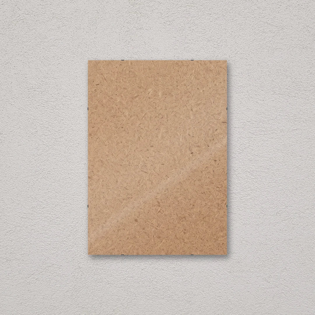 Il pannello solo vetro 50×70 cm a parete, senza stampa: attraverso il fronte si vede il retro in MDF