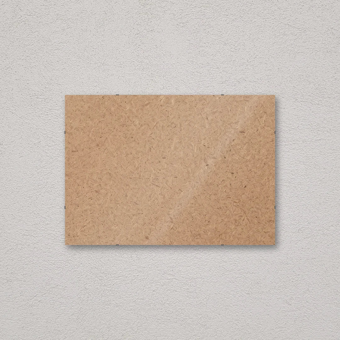 Il pannello solo vetro 50×70 cm a parete di traverso, senza stampa: attraverso il fronte si vede il retro in MDF