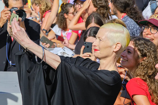 Tilda Swinton — Venezia 2023, Con i Fan | Stampa d'Autore Fabrizio de Gennaro | 0077
