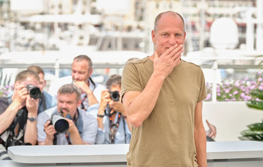 Woody Harrelson — la Risata Nascosta dietro la Mano | Stampa d'Autore Fabrizio de Gennaro | 0108