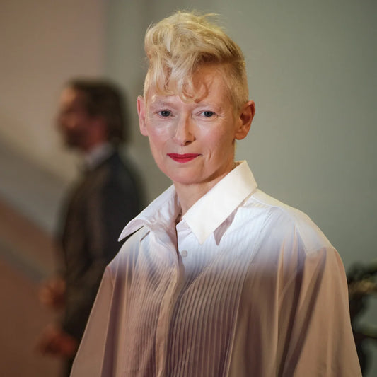 Tilda Swinton — Ritratto in Camicia Plissettata | Stampa d'Autore Fabrizio de Gennaro | 0123
