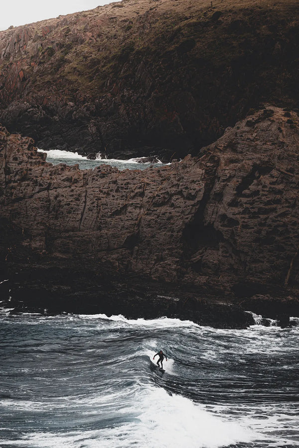 Surfista tra le Scogliere — Paesaggio Marino | Stampa d’Autore Filippo Mondello | 0016