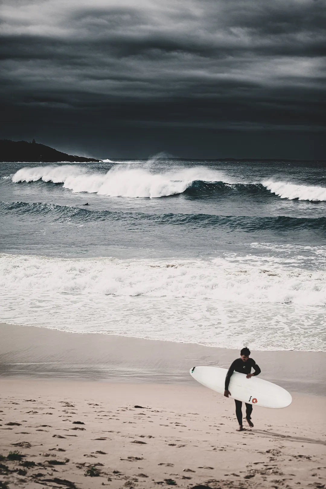 Surfista sulla Spiaggia — Cielo Tempestoso | Stampa d’Autore Filippo Mondello | 0018
