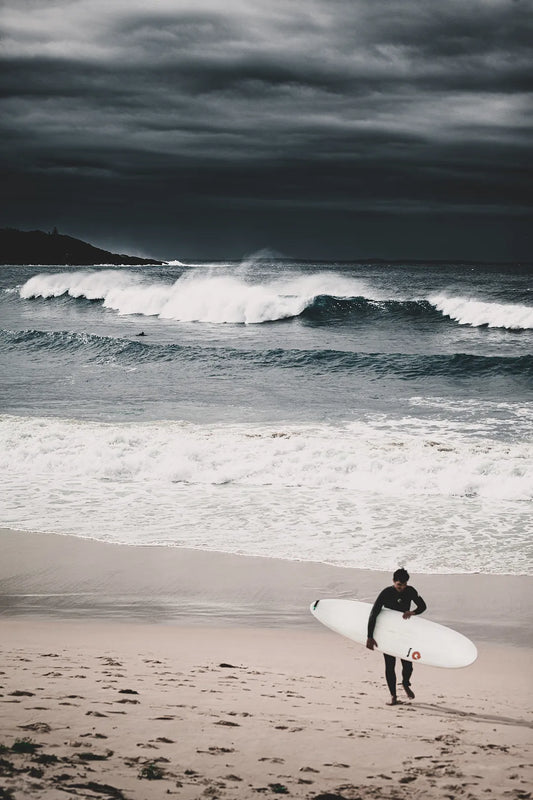 Surfista sulla Spiaggia — Cielo Tempestoso | Stampa d’Autore Filippo Mondello | 0018
