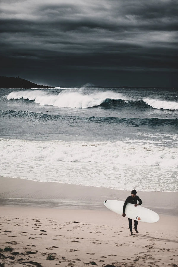Surfista sulla Spiaggia — Cielo Tempestoso | Stampa d’Autore Filippo Mondello | 0018
